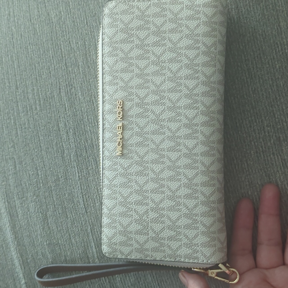 Michael kors jet set travel continental wristlet wallet vanilla color gold toned